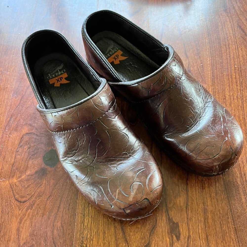 Dansko XP Vine Chestnut Embossed Slip On Comfort Clogs Size 40 (9.5-10 US)